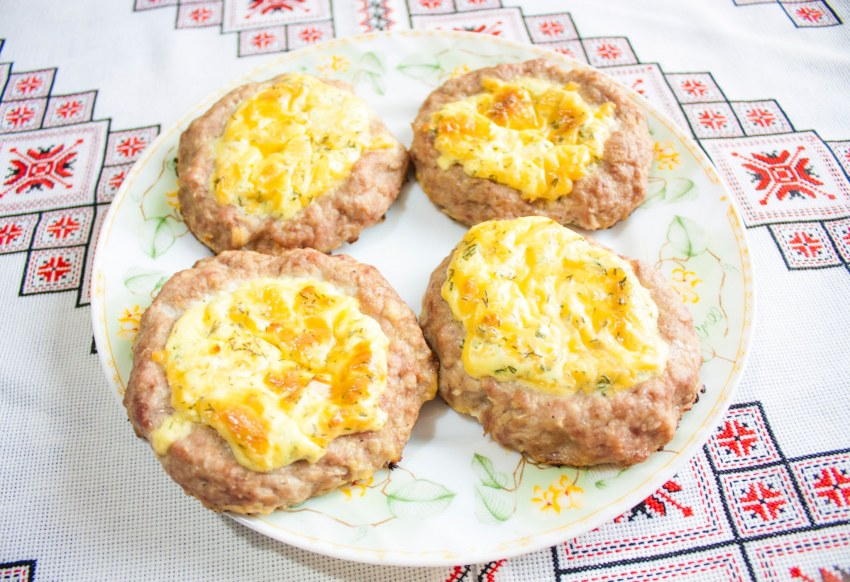 Мясная ватрушка с грибами