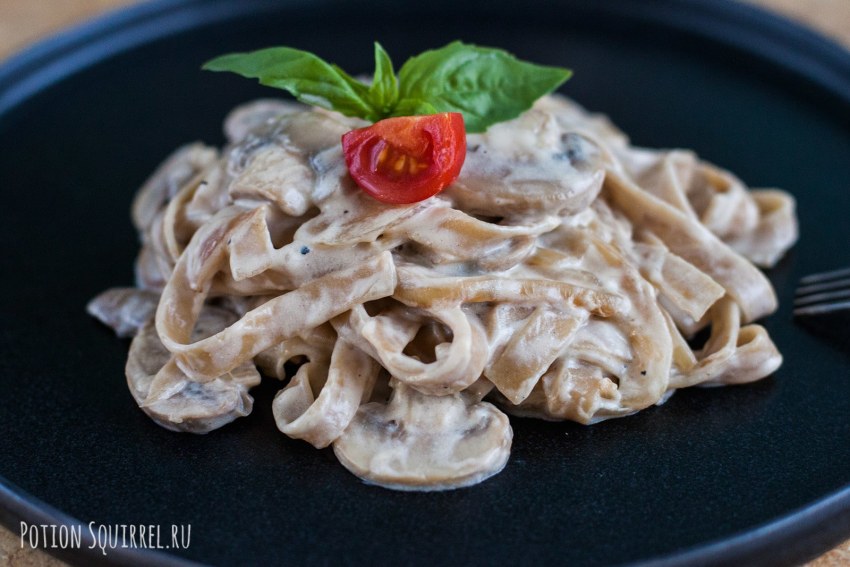 Бефстроганов с белыми грибами и картофельным пюре