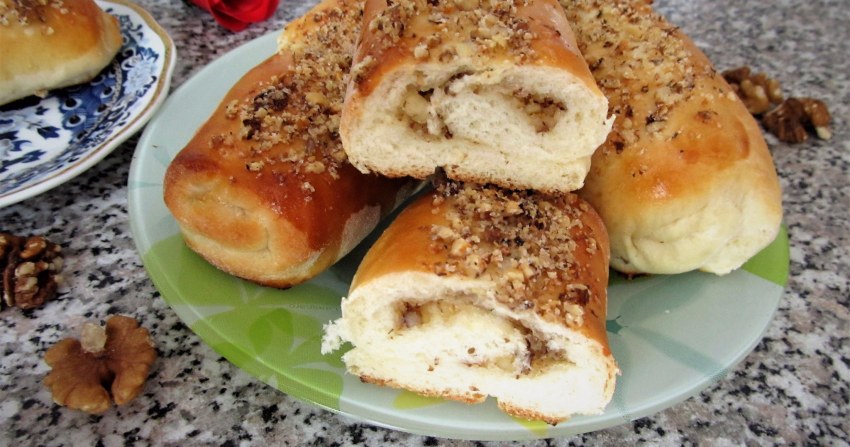 Булка с ореховой начинкой