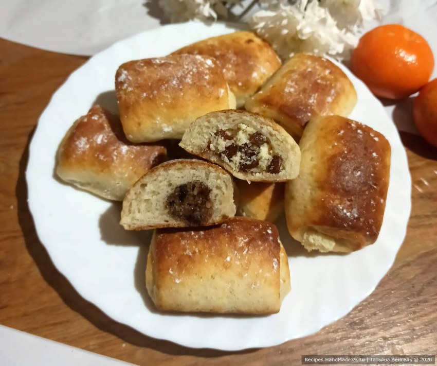 Булочка с марципаном