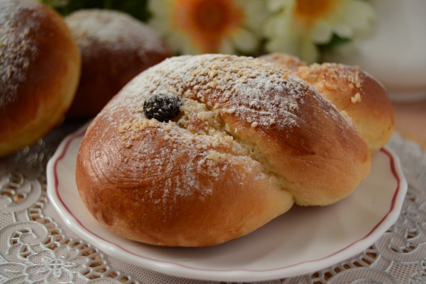Булочка с орехами фото