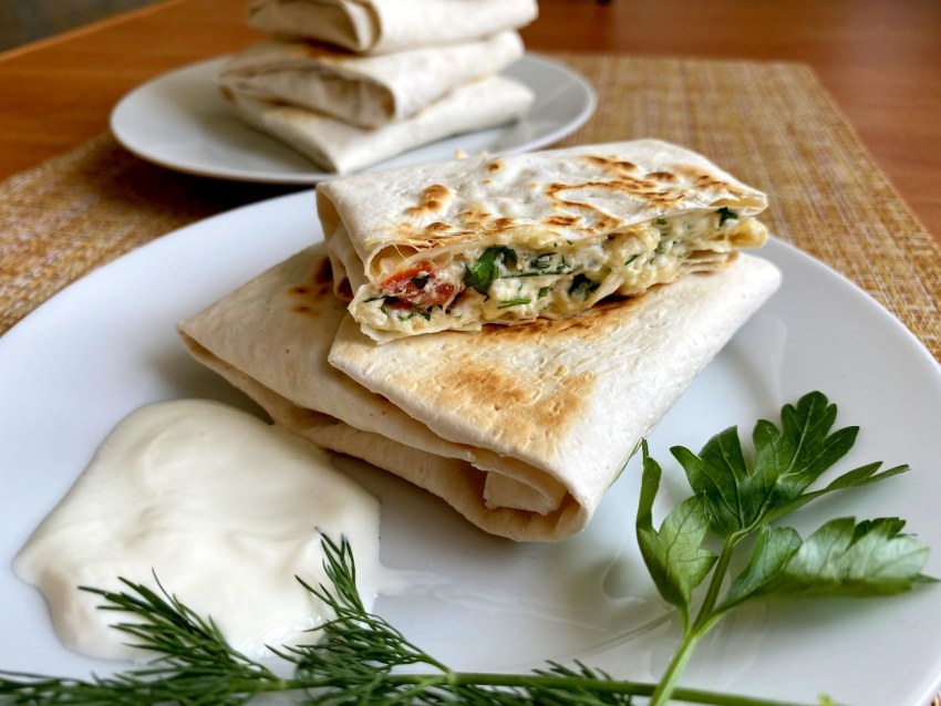 Конвертики из лаваша с сыром и ветчиной на сковороде