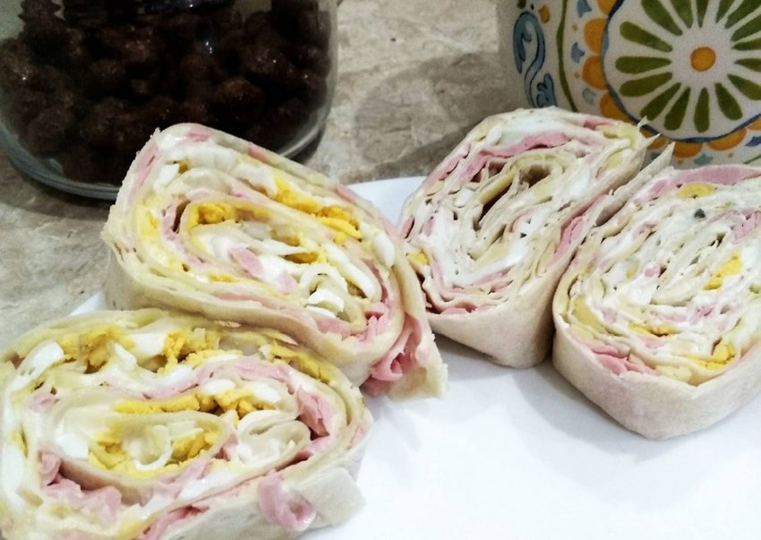 Рулет из лаваша с колбасой и сыром