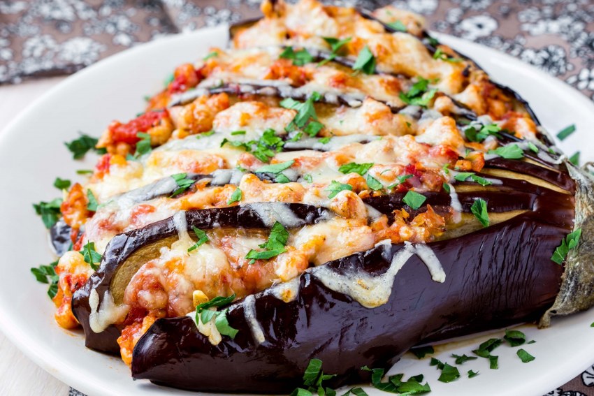 Веер из баклажанов в духовке с сыром и помидорами