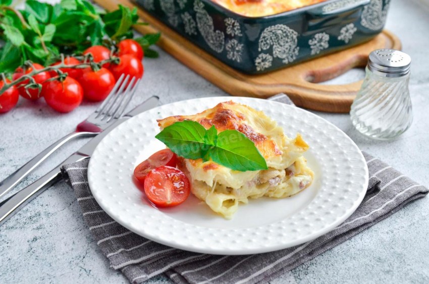 Лазанья с курицей и соусом бешамель