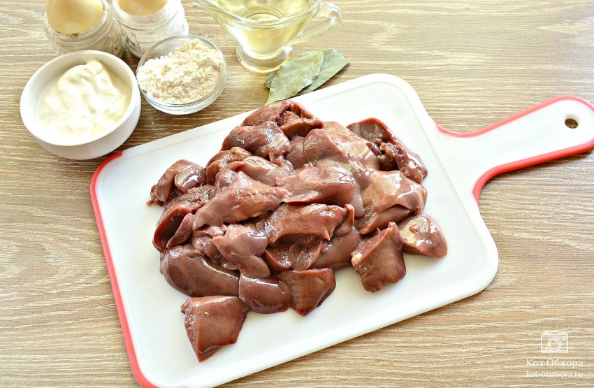 Гуляш из куриной печени с подливкой на сковороде