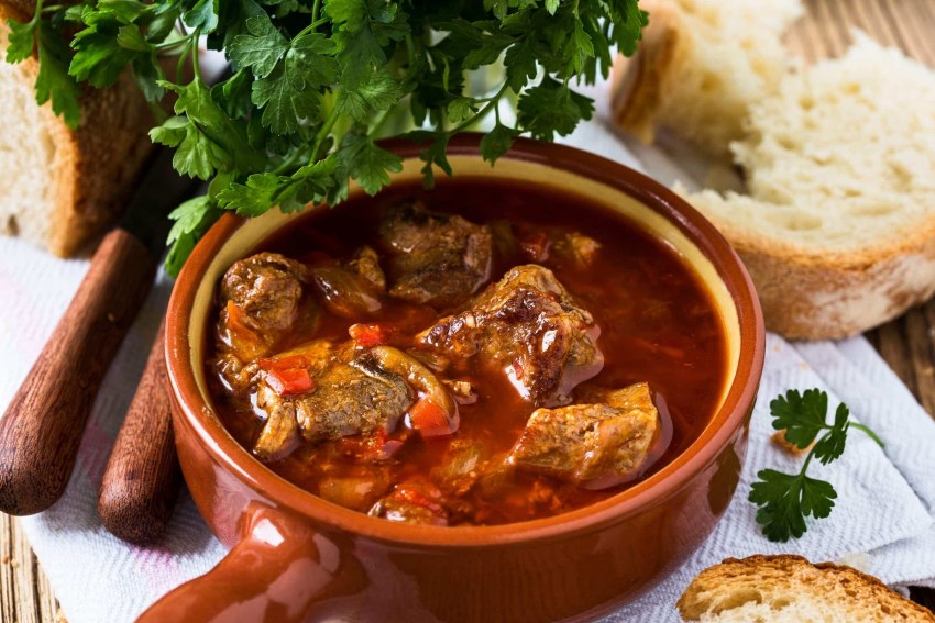 Гуляш из говядины с шампиньонами