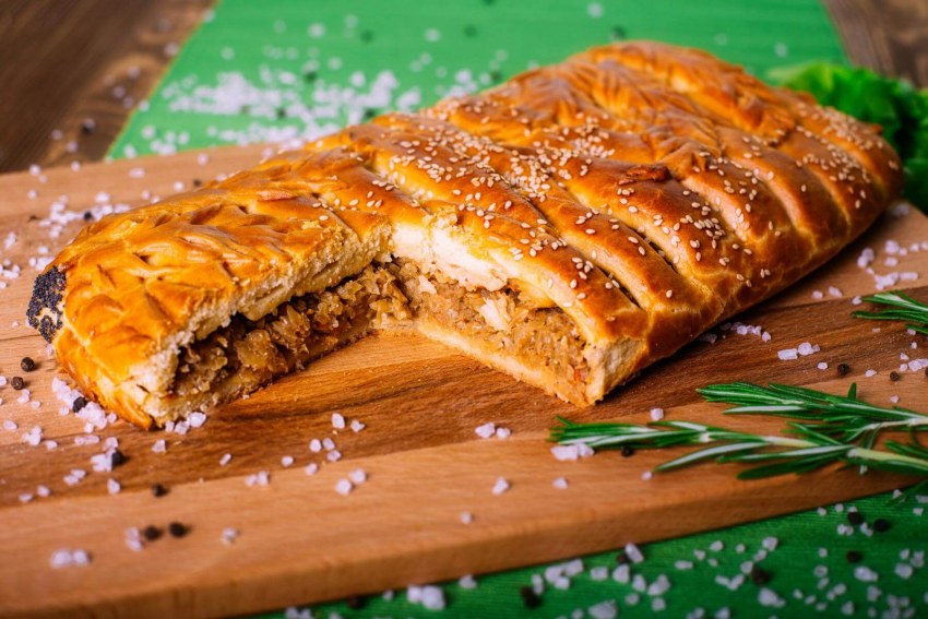 Пирог кулебяка с капустой