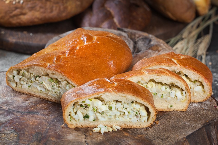 Кулебяка с рисом и яйцом и луком