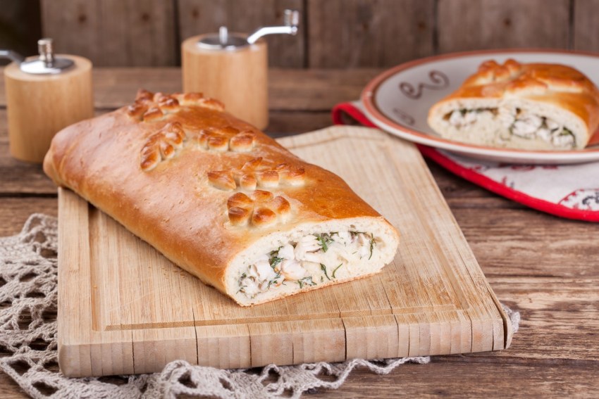 Кулебяка с луком и яйцом