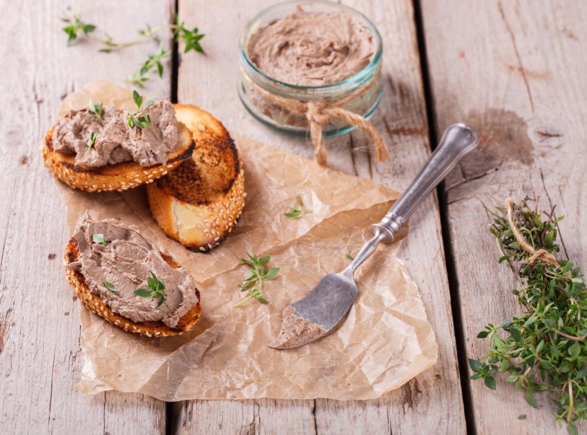 Брускетта с паштетом из куриной печени