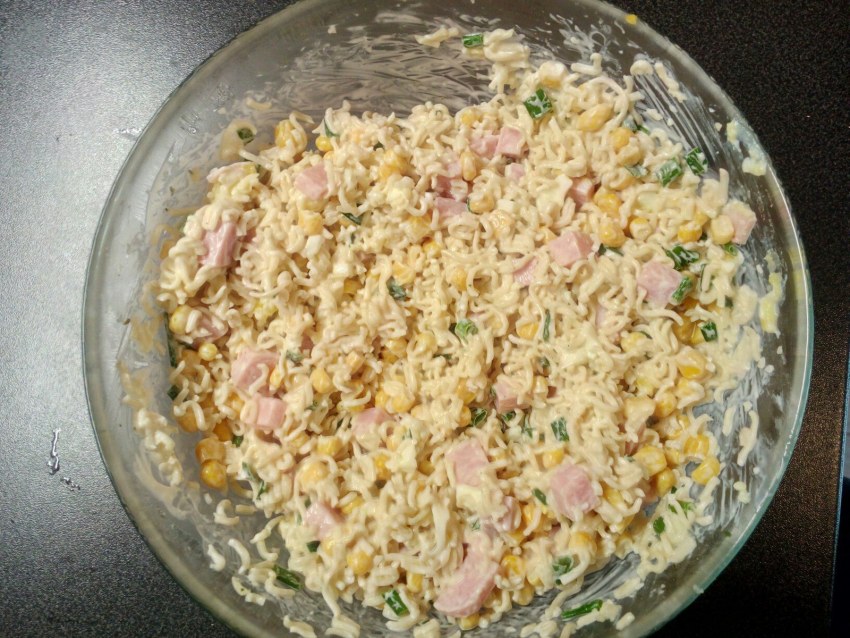 Салат с курицей и крабовыми палочками
