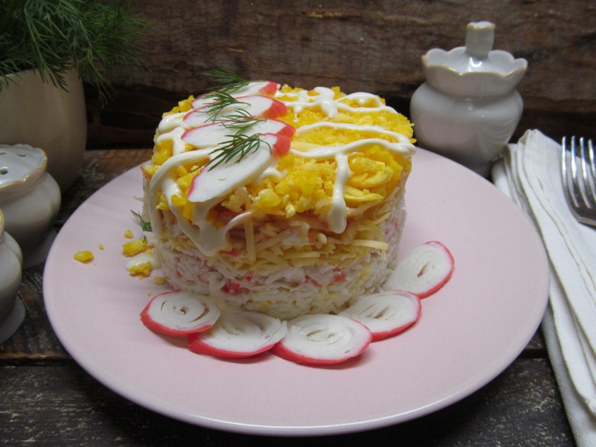 Салат с крабовыми палочками самый вкусный пошаговый
