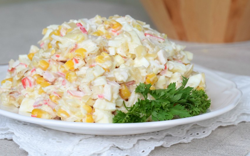 Крабовый салат с маслом и китайской капустой