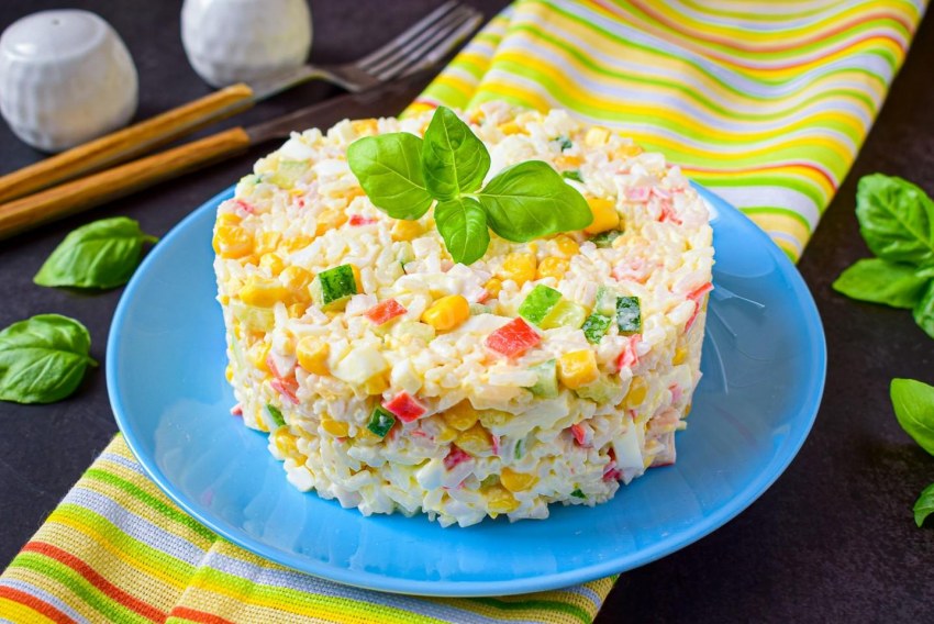Салат с крабовыми палочками и с копченым сыром