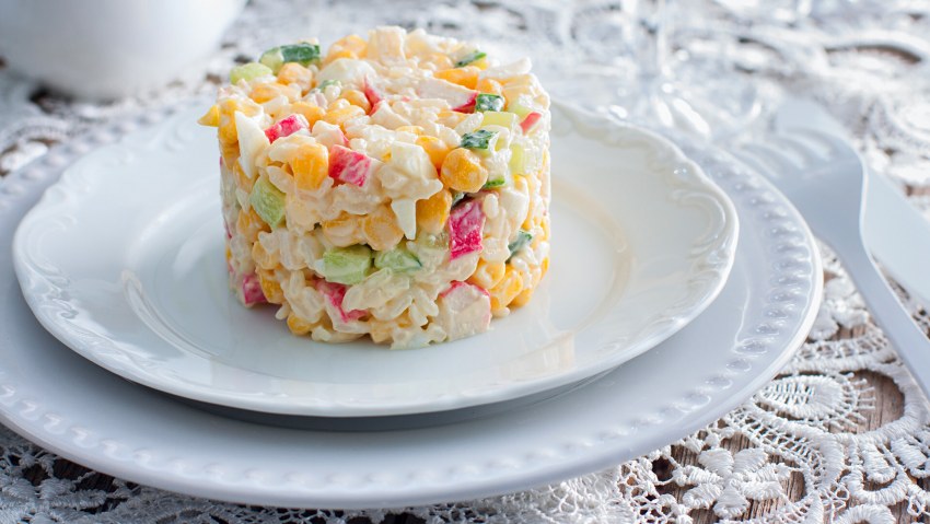 Салат с пекинской капустой и крабовыми палочками и кукурузой