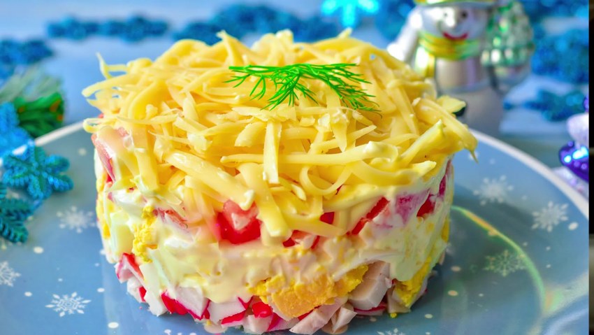 Салат с крабовыми палочками и яйцом