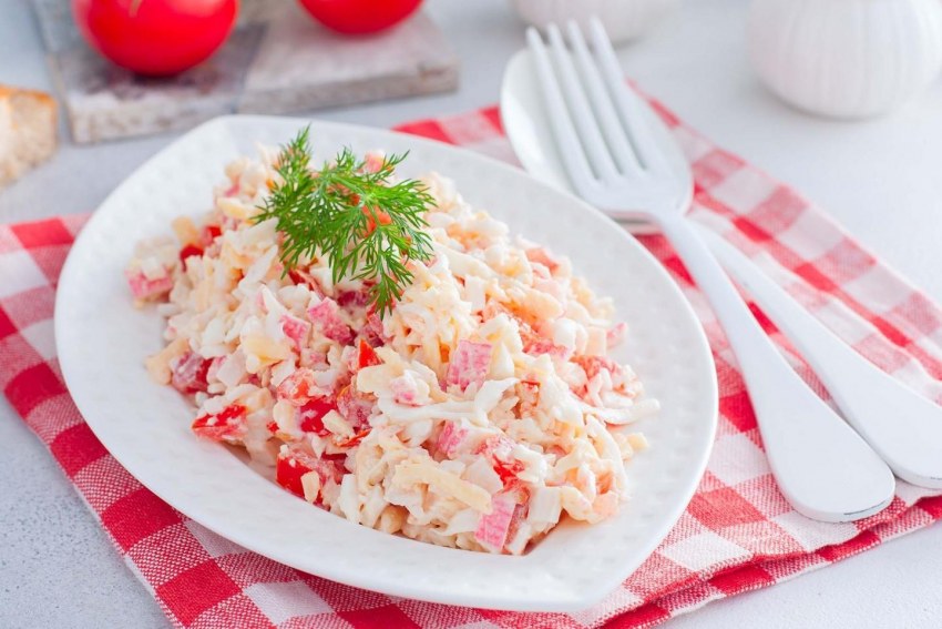 Салат из пекинской капусты с крабовыми палочками и кукурузой
