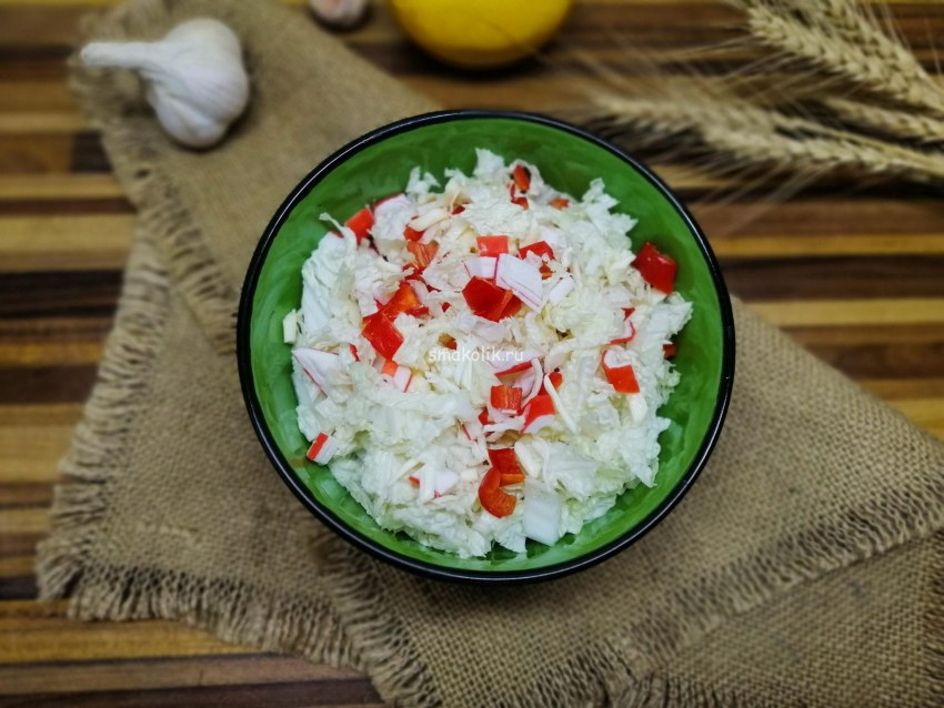 Салат с крабовыми палочками и кукурузой и яйцом