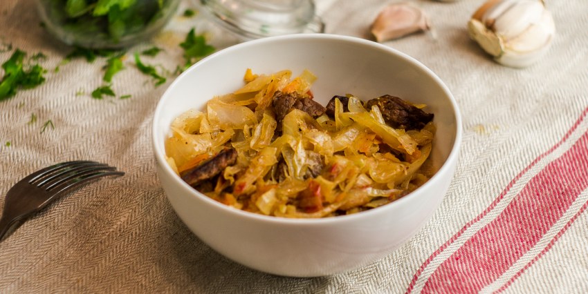 Колбаски с тушеной капустой