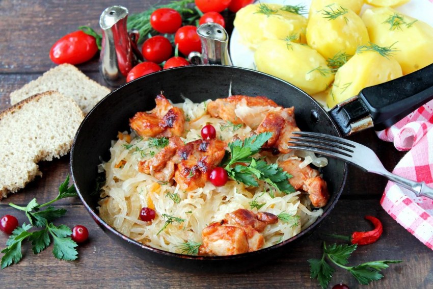Тушёная капуста с курицей на сковороде