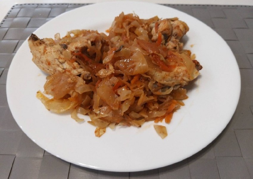 Тушёная капуста с курицей