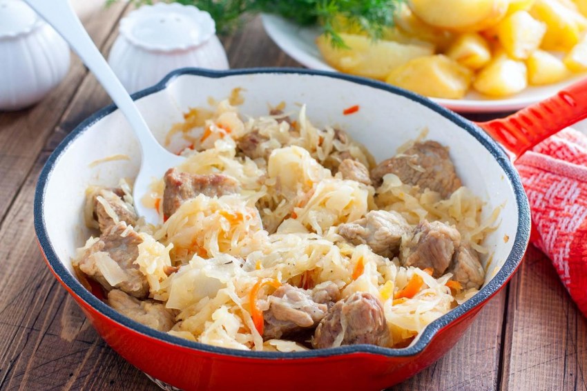 Мясо с квашеной капустой