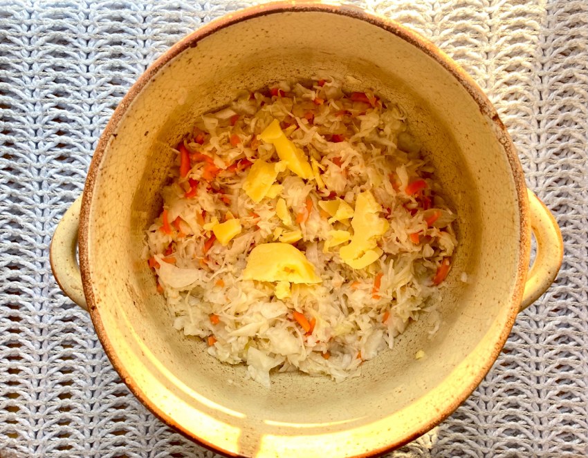 Курица тушеная с кислой капустой