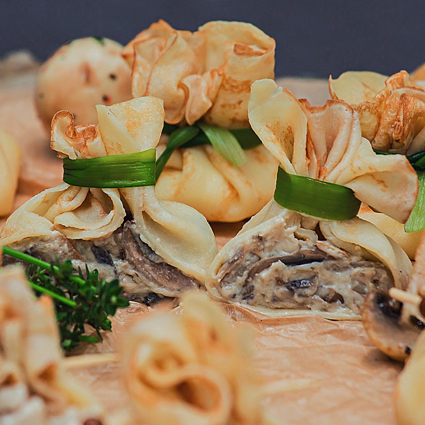 Блинные мешочки с курицей
