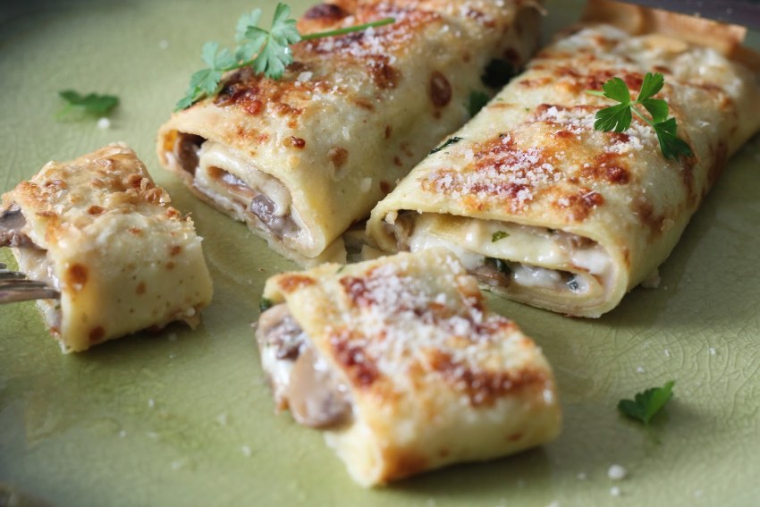 Куриные блины с грибным соусом