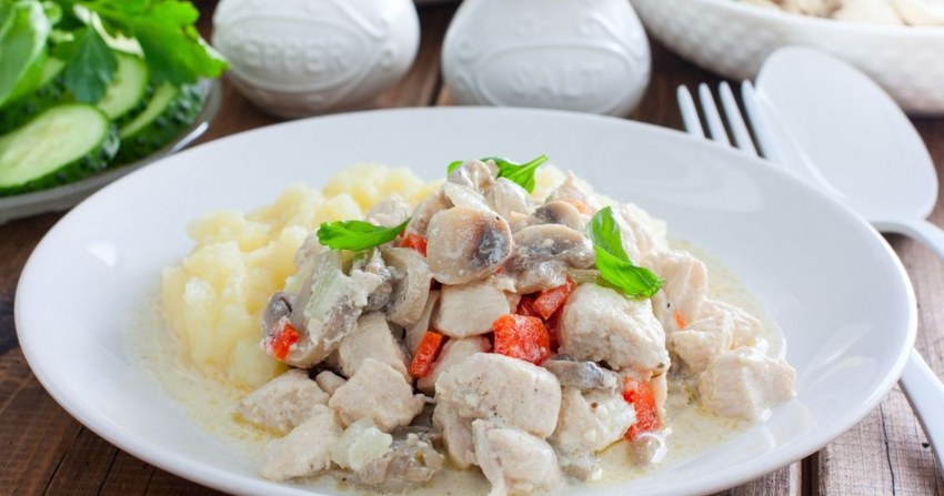 Тушеная курица с шампиньонами