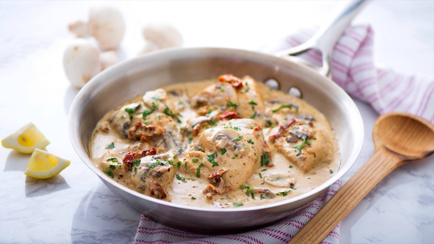 Куриное филе в сметане с овощами