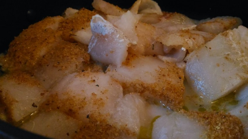 Кура кусочками в сливках с яблоками