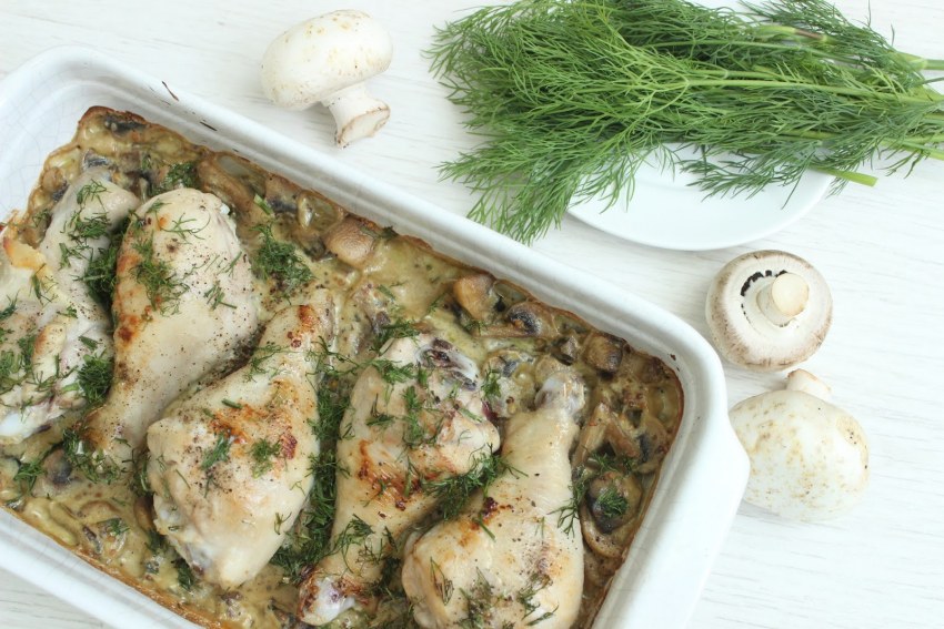 Курица с шампиньонами в духовке низкокалорийная