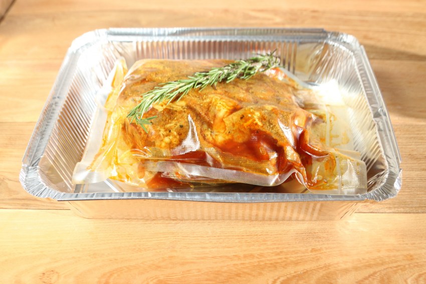 Как быстрее разморозить мясо без микроволновки