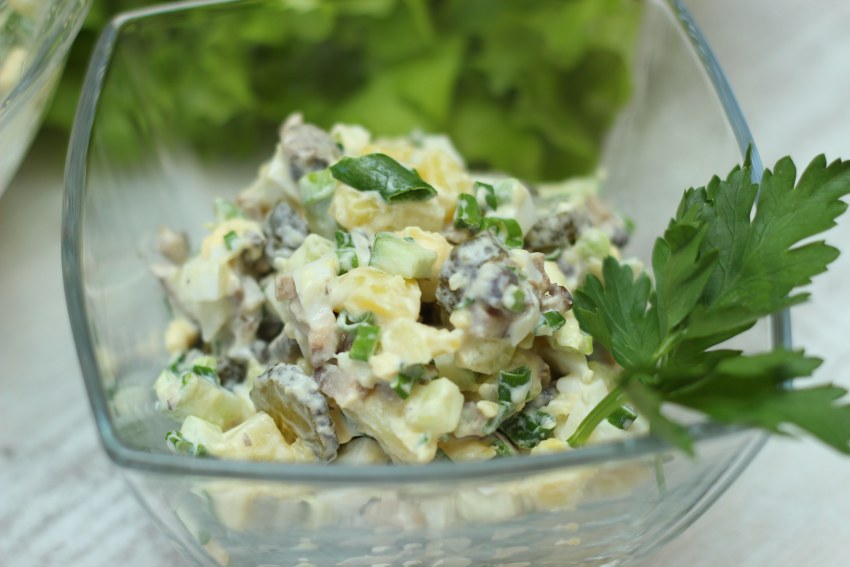 Салат с курицей и грибами