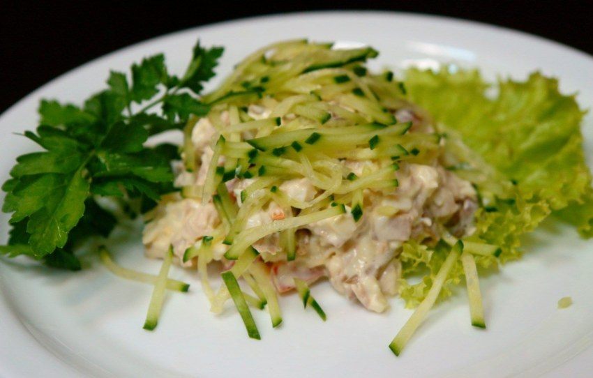 Салат с маринованными шампиньонами и курицей