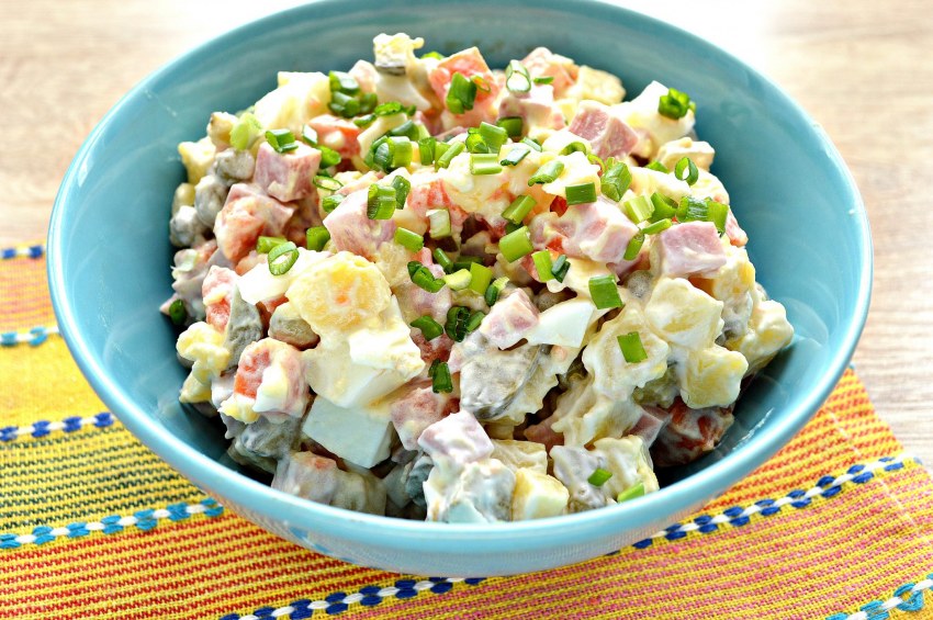 Салат с сырокопченой куриной грудкой