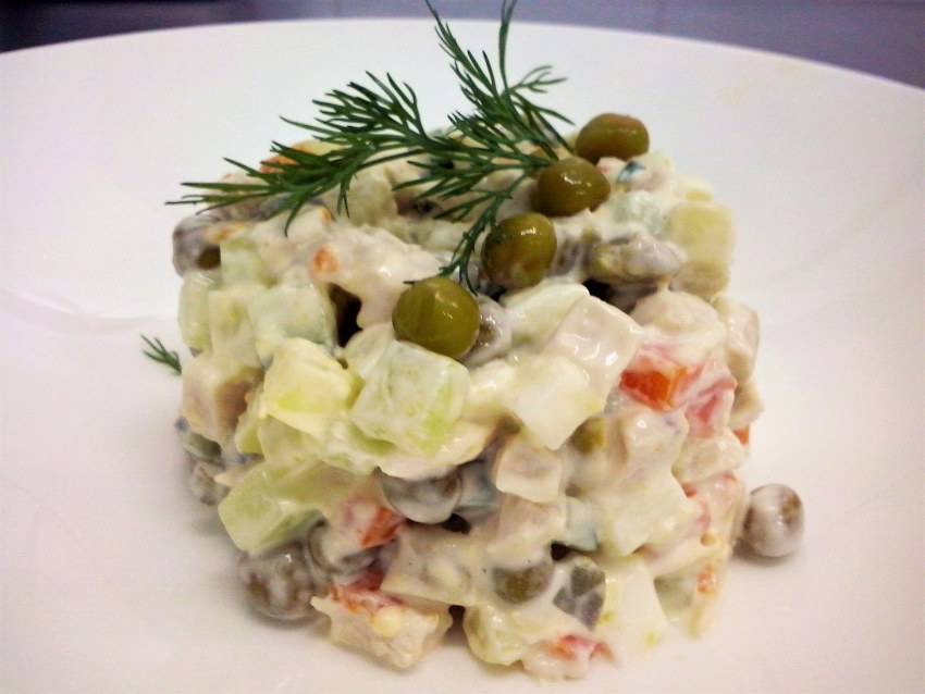Салат из куриной печени с соленым огурцом