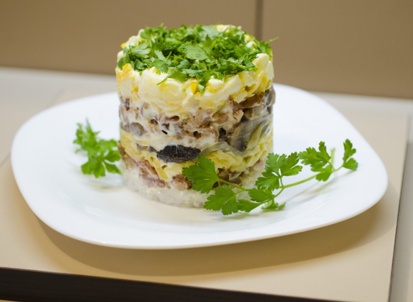 Салат с грудкой и горошком