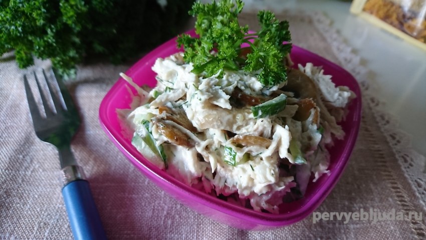 Салат с курицей и огурцами