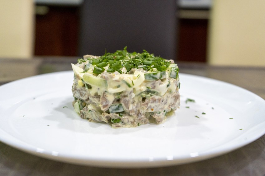 Салат с опятами и курицей