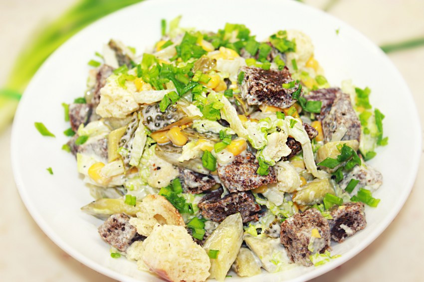Куриный салат с солеными огурцами