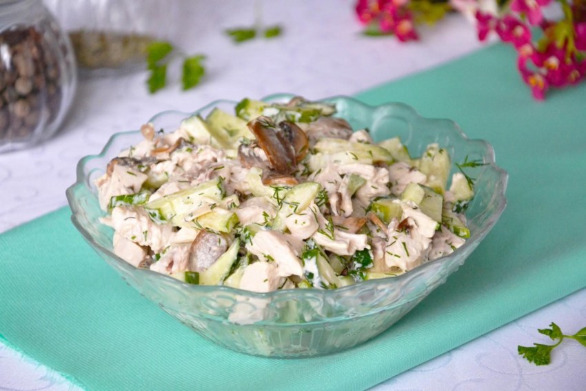 Салат с курицей и грибами