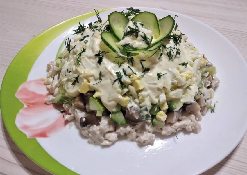 Салат с курицей и солеными огурцами