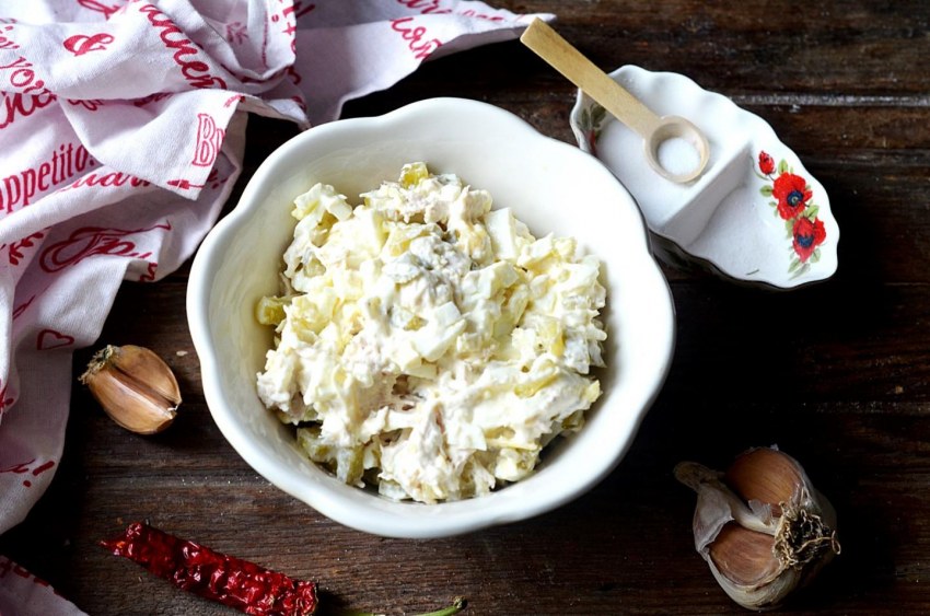 Салат каприз с курицей подача