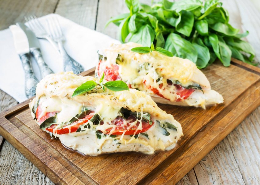 Куриная грудка запеченная с моцареллой и помидорами