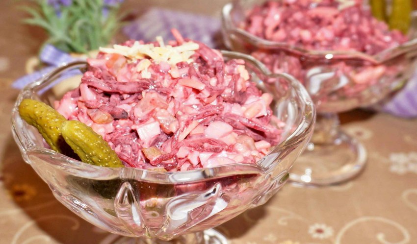 Салат из сыра, яиц и свеклы