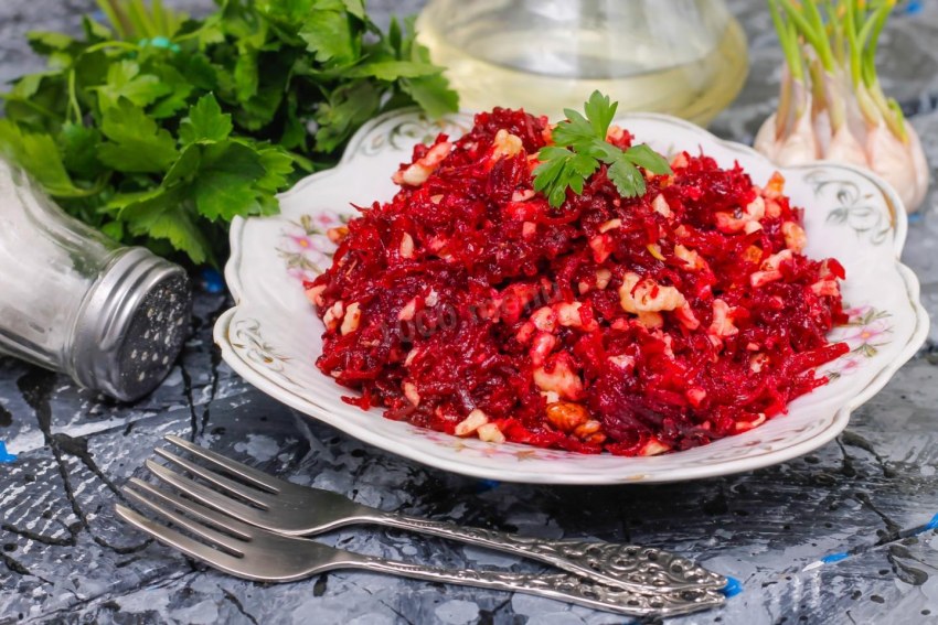 Салат из свеклы и грецких орехов