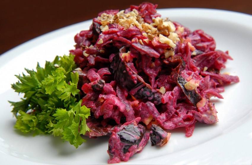 Салат свекла с черносливом и грецким орехом